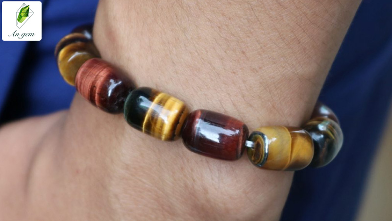 Nam nên đeo vòng tay bên tay phải khi nào?