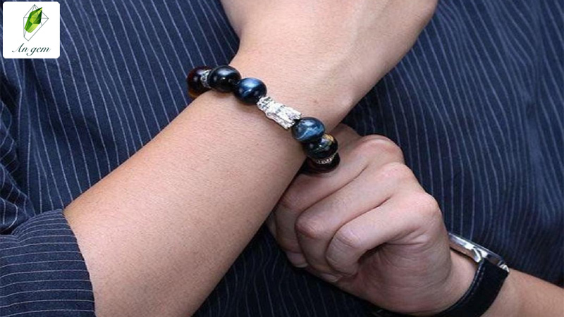 Nam nên đeo vòng tay bên nào