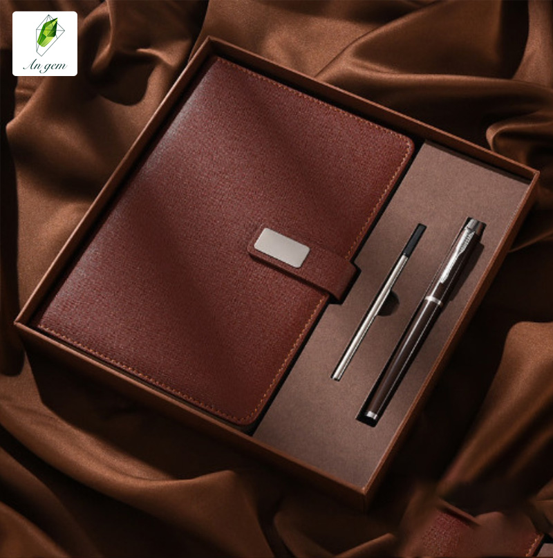 Gợi ý 30 quà tặng bạn gái mới quen và cách tặng dễ ghi điểm nhất