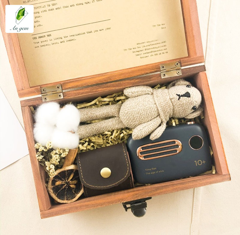 Gợi ý 30 quà tặng bạn gái mới quen và cách tặng dễ ghi điểm nhất