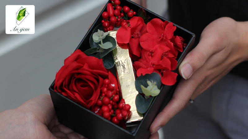 Gợi ý 30 quà tặng bạn gái mới quen và cách tặng dễ ghi điểm nhất